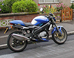 Una motocicleta de 125&nbsp;cc Cagiva Planet, de origen italiano.